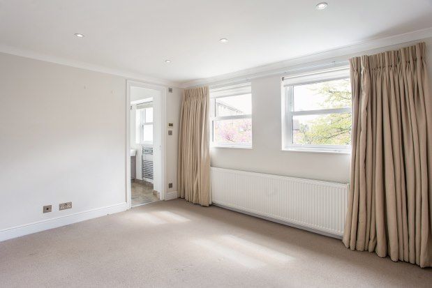 Flat to rent in Thorney Crescent, London
