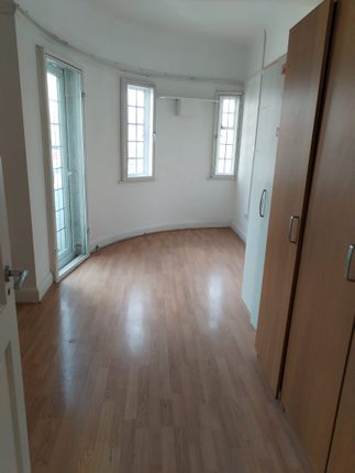 Room to rent in Parklands Parade, Bath Road, Hounslow