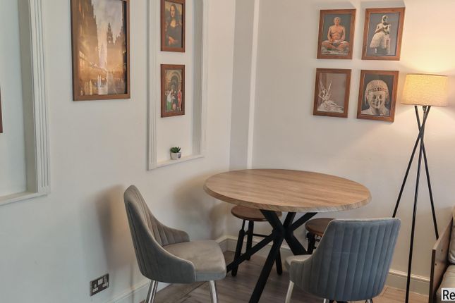Flat 25, Romney Court, London photo 3