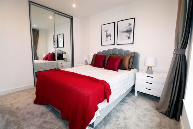 4 Greenleaf Walk, Southall photo 3