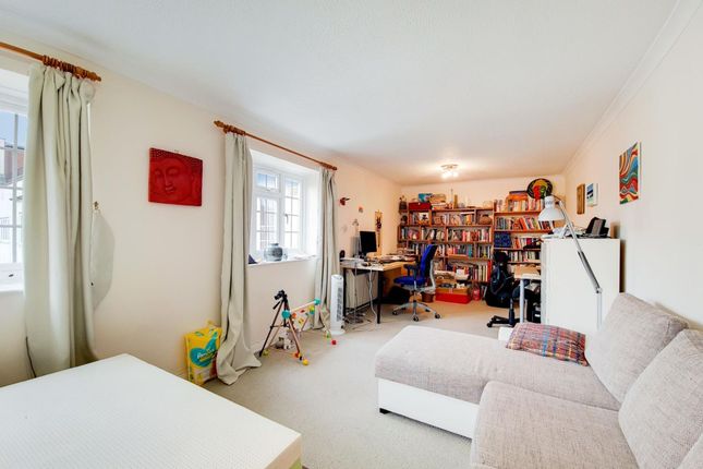 Flat 28a, Etchingham Court Etchingham Park Road, London photo 2