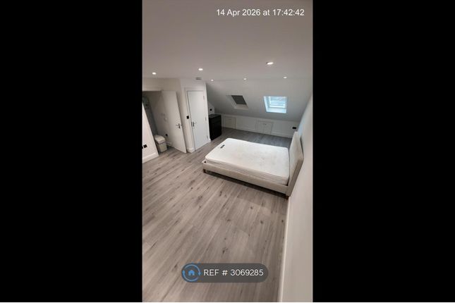 Flat   Hunters Grove, Harrow photo 2