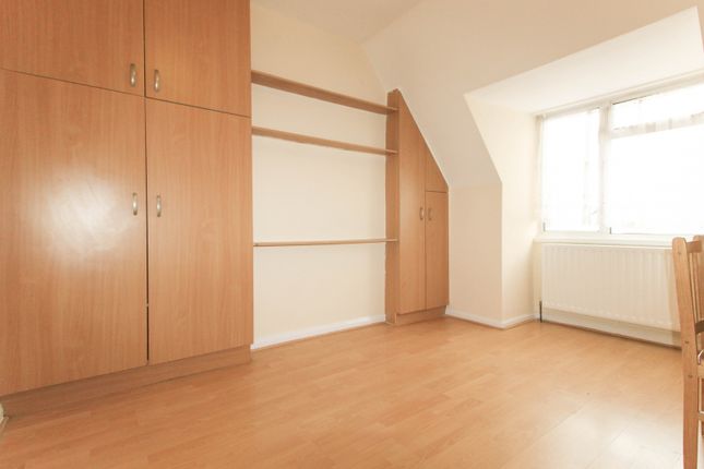 One Bedroom 2nd Floor Flat Above A Shop To Rent