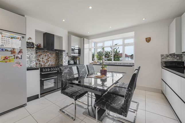 1, Camberley Avenue, West Wimbledon photo 3
