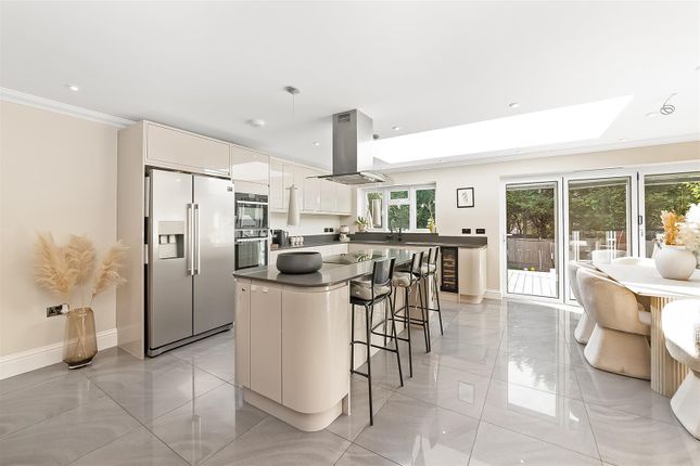 5, Colman Close, Epsom photo 2