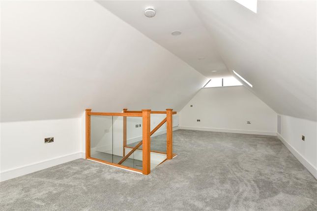Town house for sale in Waterside Close, Faversham, Kent