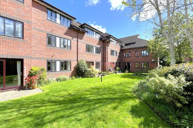 Flat for sale in Healey Court, Coten End, Warwick