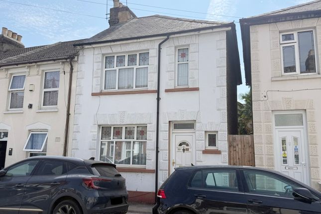 2-bed house on 25A Connaught Road, Chatham, £145,000