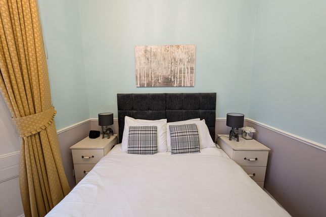 Flat A 11, Castletown Road, London photo 2