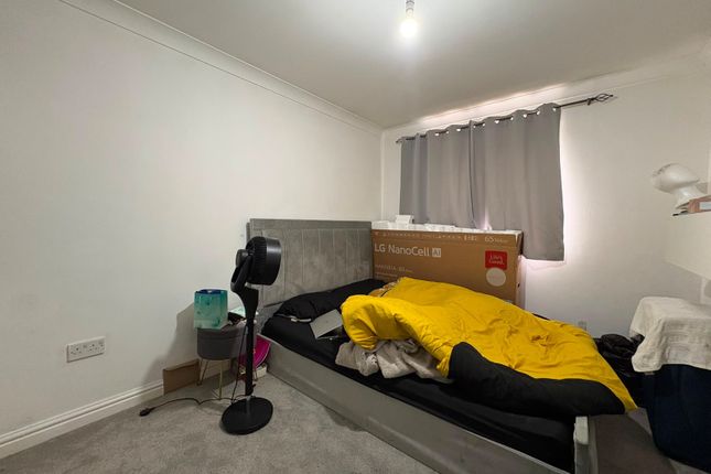 2, Gladstone Court, West Yorkshire photo 4