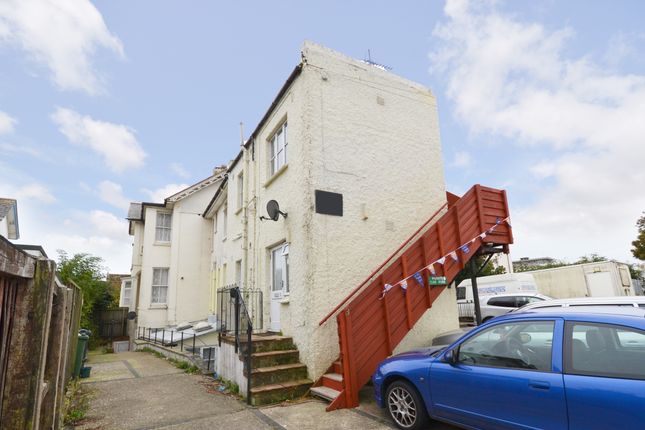 2 bedroom flat to rent in Palmerston Road, Shanklin