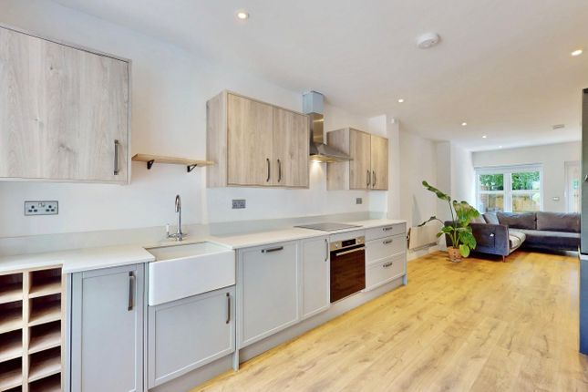 24, Eleanor Close, London photo 4
