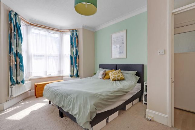 03-112Ajhpropworld - 72 Knighton Park Road -7-Medi