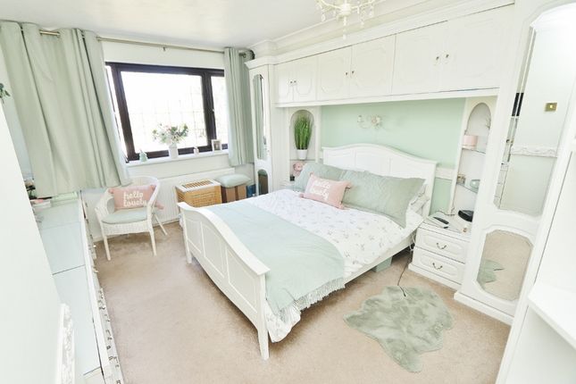 80, Udall Gardens, Collier Row photo 4