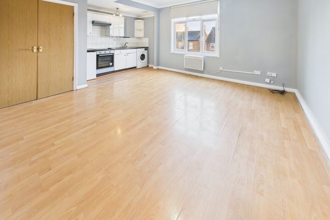 Flat 4, 54, Hencroft Street South, Berkshire photo 2