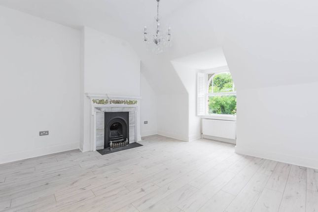 Flat to rent in Park Avenue, Alexandra Palace, London