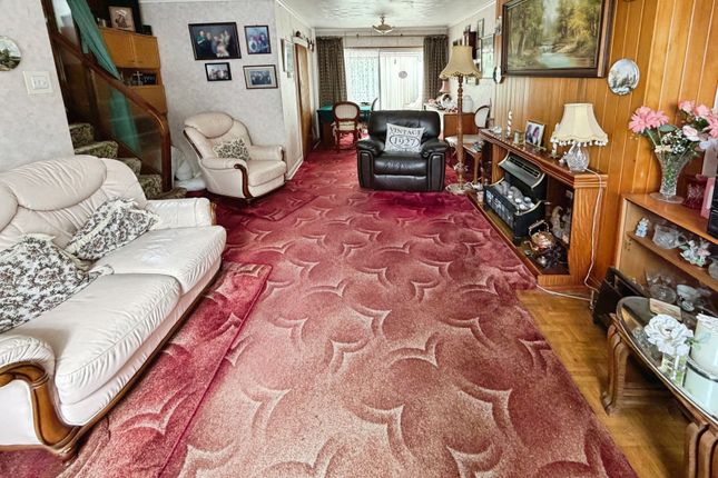 Gunton,, Leaford Crescent, Hertfordshire photo 3
