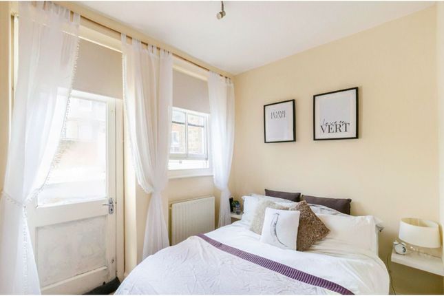 Maisonette for sale in Upper Richmond Road, Putney