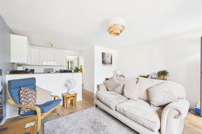 34, Woodford Court, Gloucester photo 3