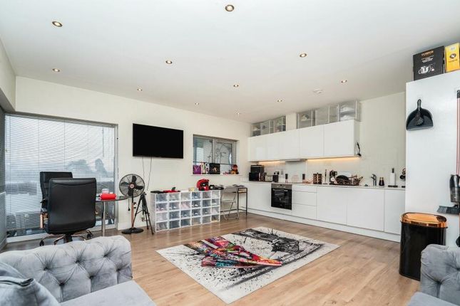Thumbnail Flat for sale in Kingswood Place, Hayes