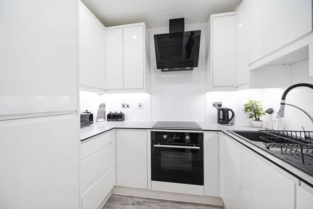 1-bed flat on Colefax Building, Plumbers Row, Aldgate, £475,000