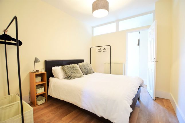 Flat 2, 250, Basingstoke Road, Reading photo 4
