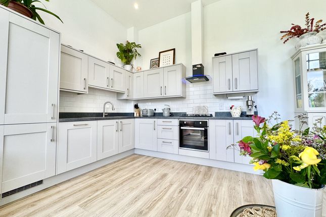 Flat Apartment 8, 24, Whitecroft Park, Newport photo 3