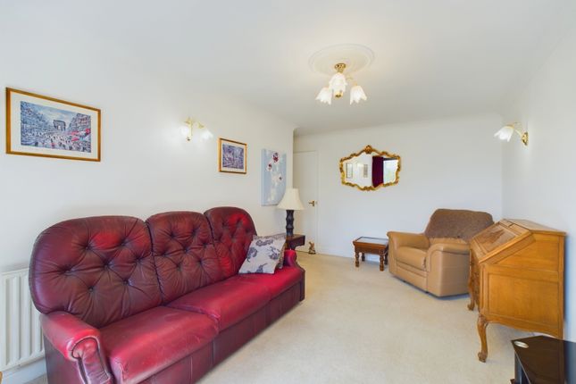 Flat to rent in New Hunting Court, Thorpe Road, Peterborough