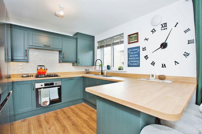 14, Sutton Grove, Crewkerne photo 2