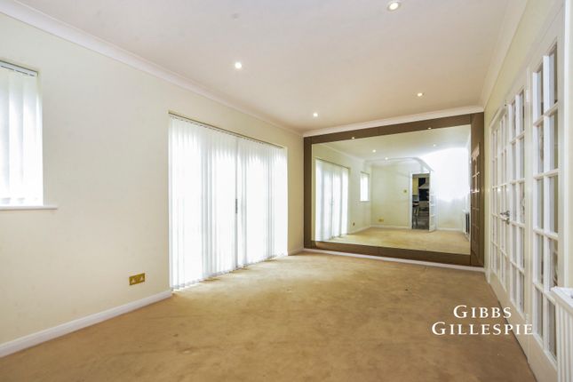 8, White Craig Close, Pinner photo 4