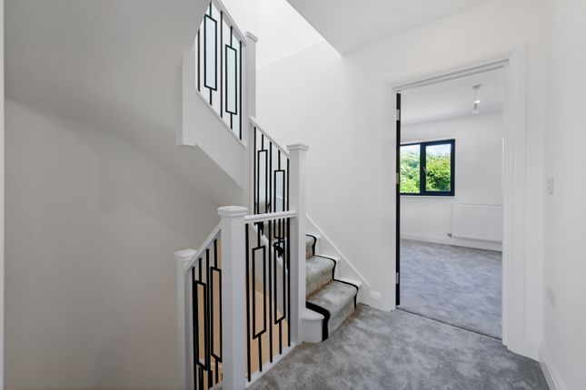 Grand Drive, Raynes Park photo 4