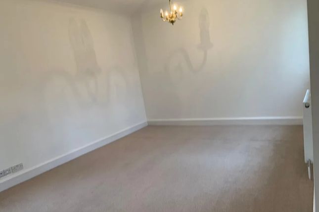 Etchingham Park Road, London photo 3