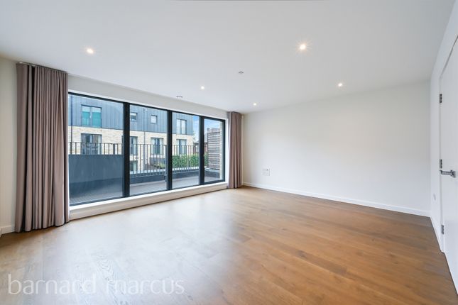 13, Helena Close, London photo 4
