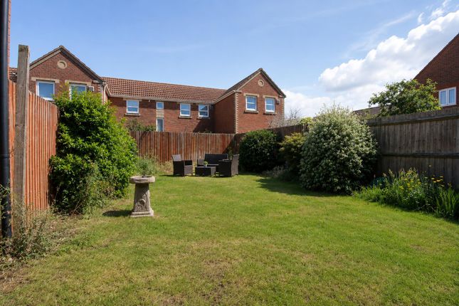 62, Loxwood Close, Feltham photo 2