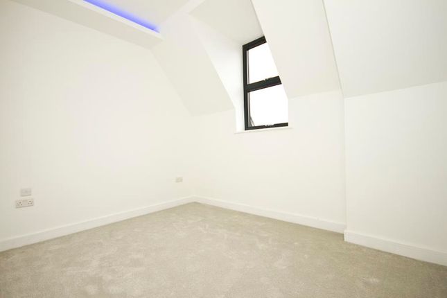 Flat 5 Sterling Rose House 52, High Street, Rickmansworth photo 3