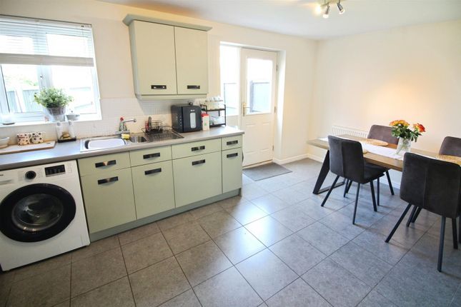 24, Castle Lodge Avenue, Leeds photo 3