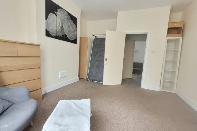 Flat to rent in Hermitage Road, London