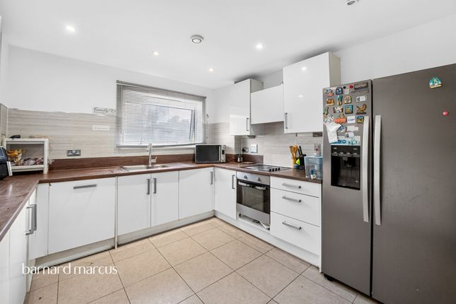 Talbot Close, Mitcham photo 2
