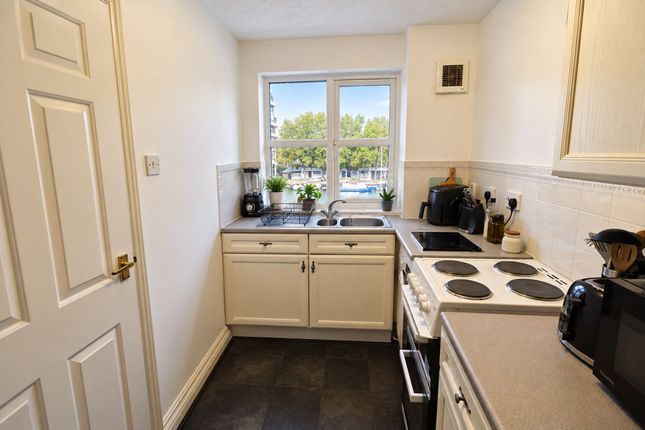 Flat H, 1 Transom Close, London photo 3