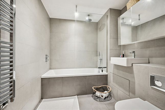 Flat 405, 20, Hawthorne Crescent, London photo 4