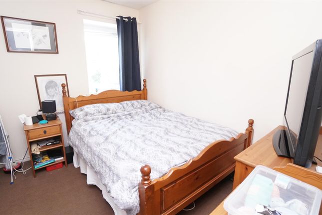 10 Caistor Garth, Rowantree Drive, Bradford photo 5