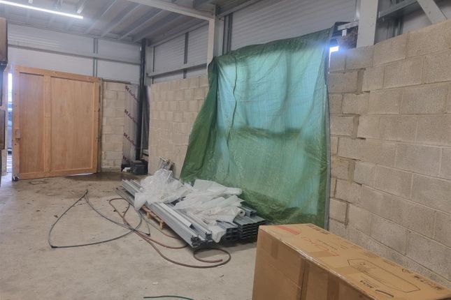 Warehouse to let in Lyon Way, Greenford