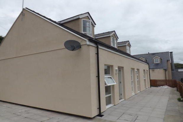 Thumbnail Flat to rent in High Street, Llangefni