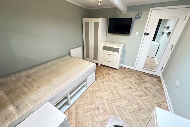 En Suite 2, 76 Park Street, Bedfordshire photo 2