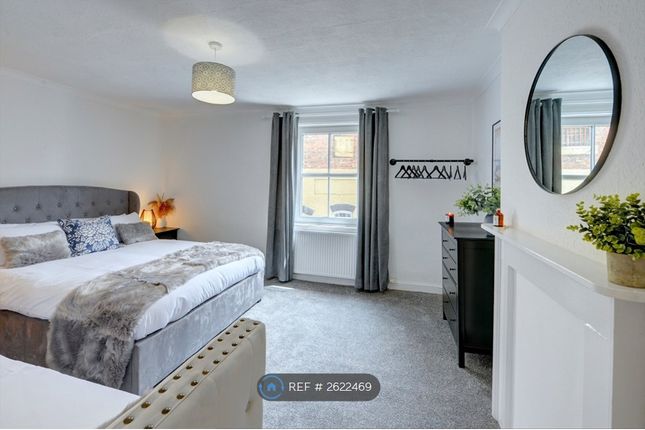 Bedroom 3 (King &amp; Single)