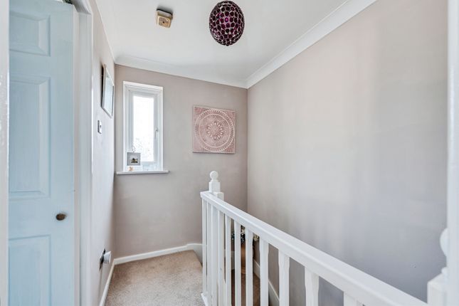 8, Archer Close, Swindon photo 4