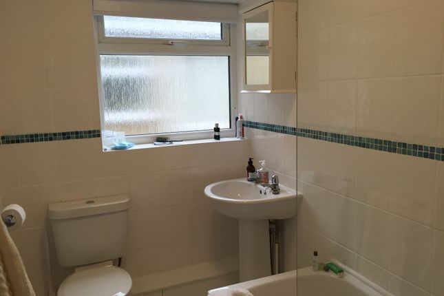 Flat to rent in West Avenue, Leicester