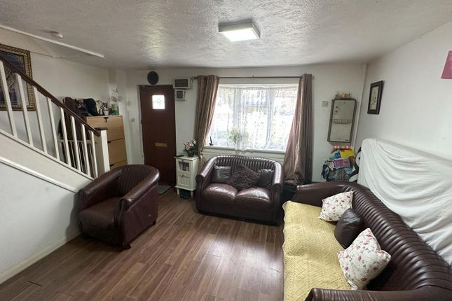 2, Heathlands Way, Hounslow photo 2