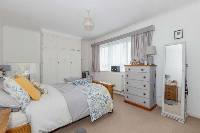22, Marine Crescent, Goring-By-Sea photo 4
