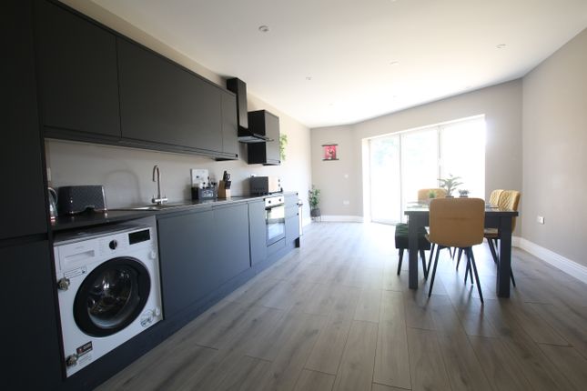 382, Bath Road, Harmondswoth photo 5